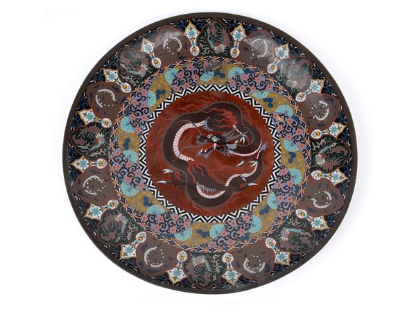 A LARGE CLOISONNÉ CHARGER IN POLYCHROME ENAMELS AND AVENTURINE STONE