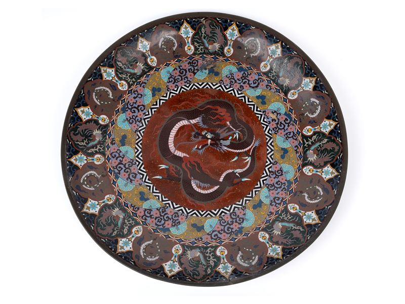 Piatto cloisonné in smalti policromi e pietra avventurina, Giappone, periodo Meiji (1868-1912)
