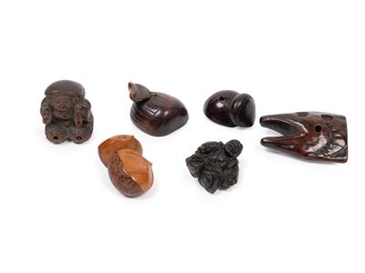 Cinque Netsuke in legno e avorio vegetale e una scultura in corno, Giappone, periodo Meiji