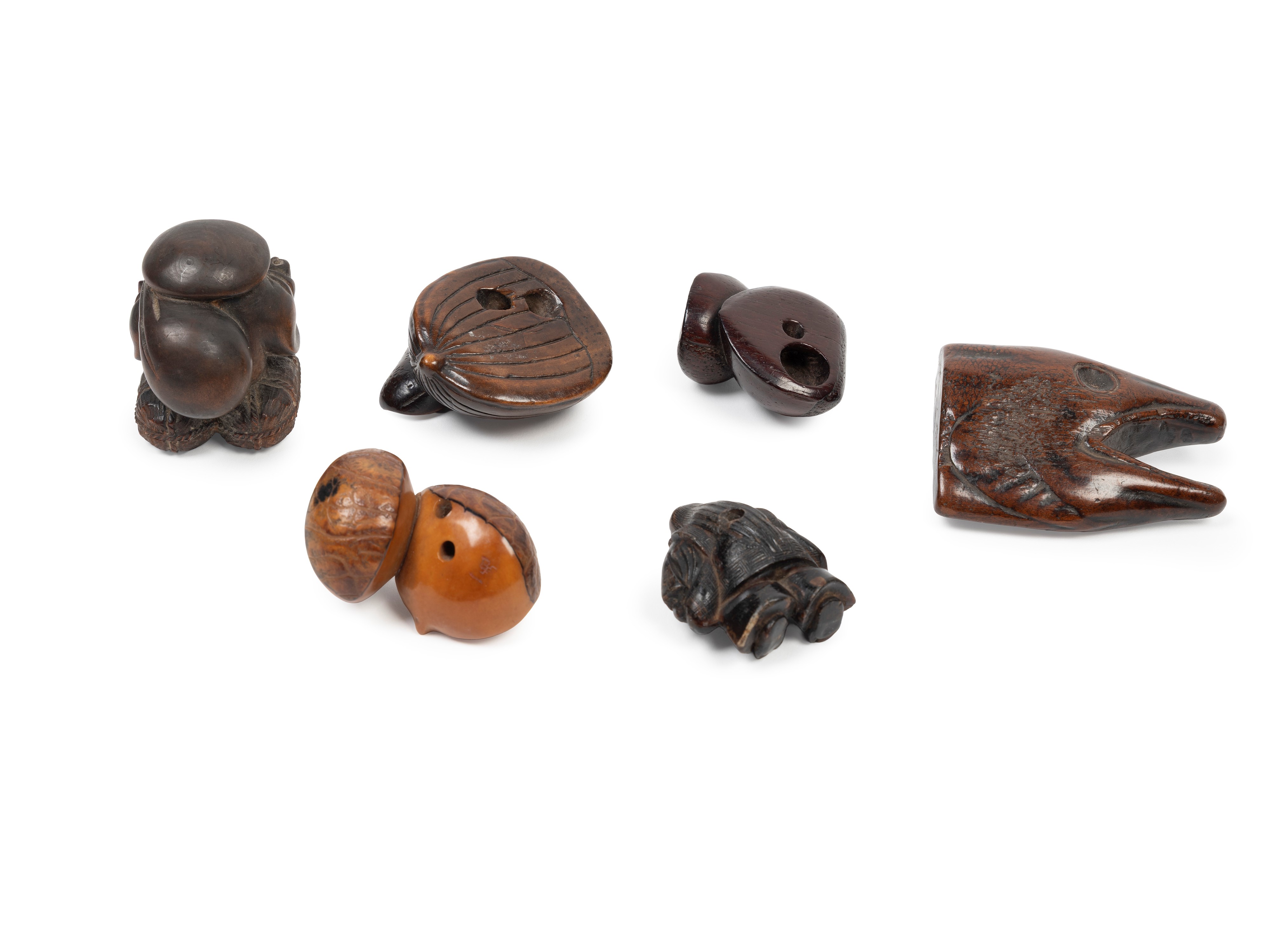 Cinque Netsuke in legno e avorio vegetale e una scultura in corno, Giappone, periodo Meiji