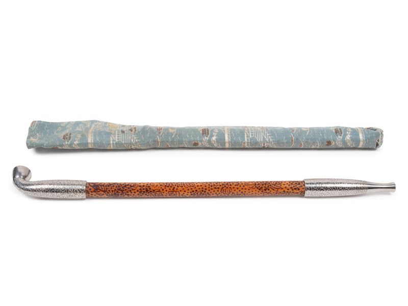 Pipa in bambù e argento con custodia in tessuto, Giappone, periodo Meiji (1868-1912)