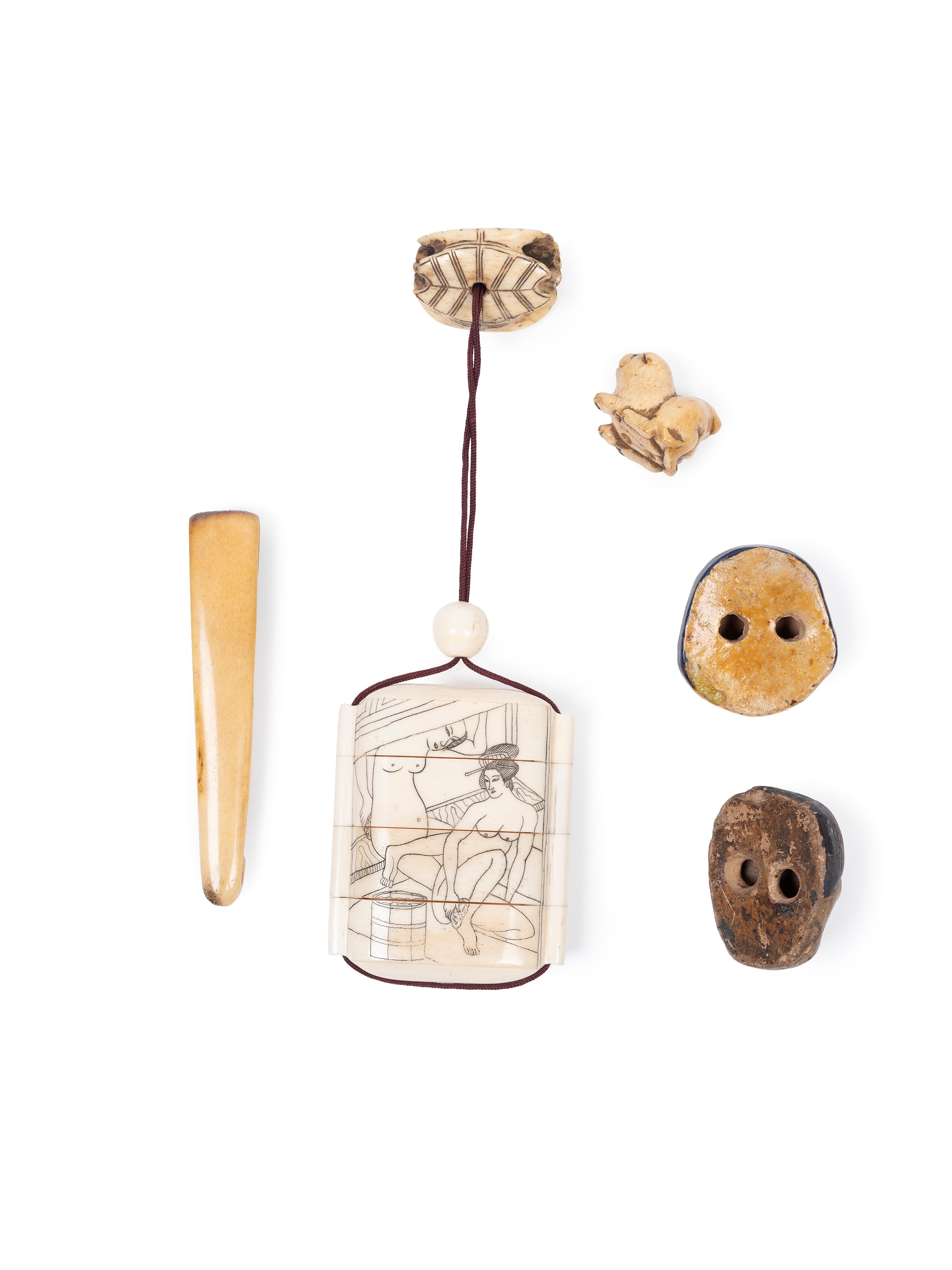 Inrō erotico in osso con quattro netsuke, Giappone, periodo Meiji (1868-1912)