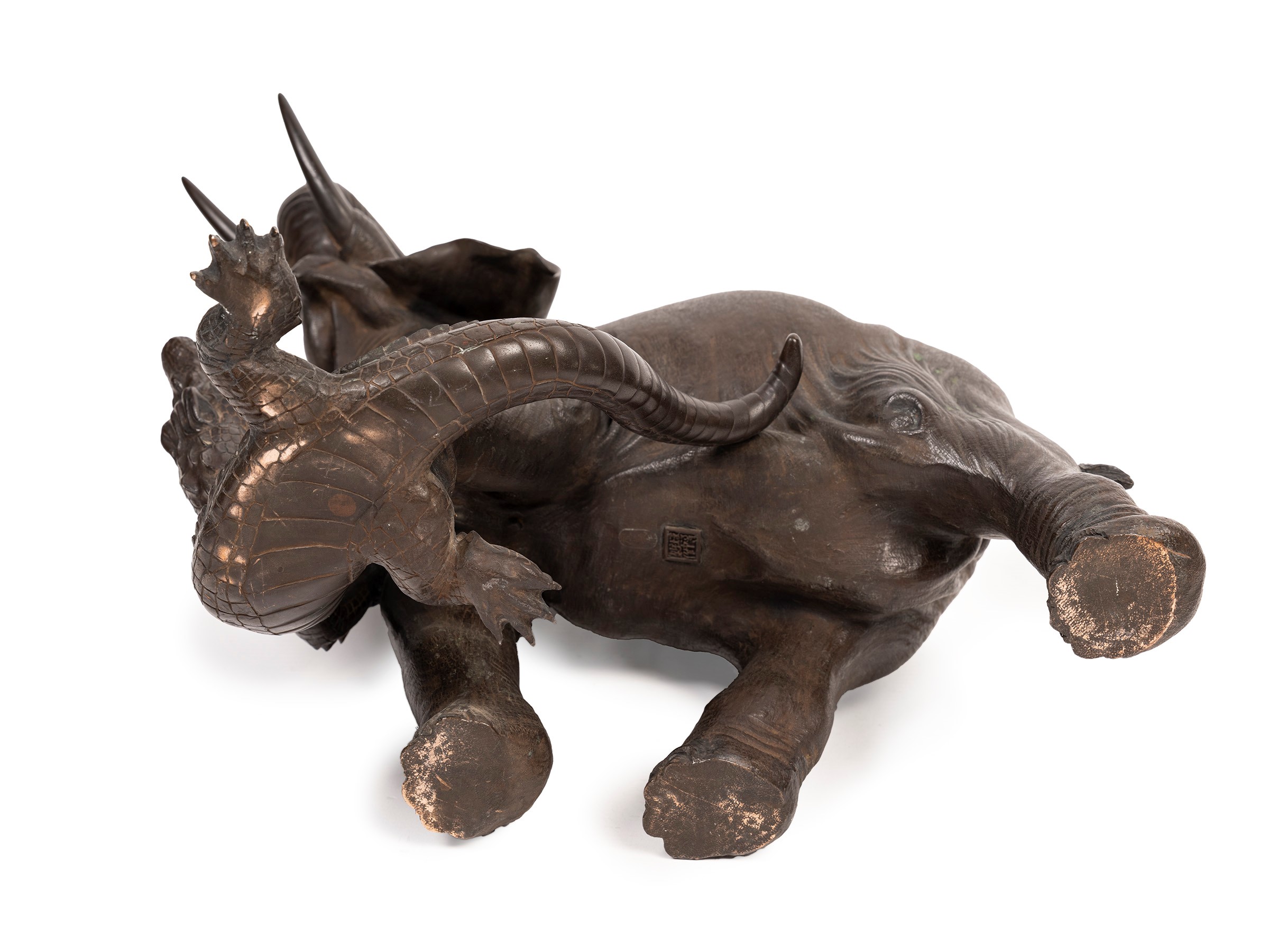 Atsuyoshi, Okimono in bronzo raffigurante elefante e coccodrillo