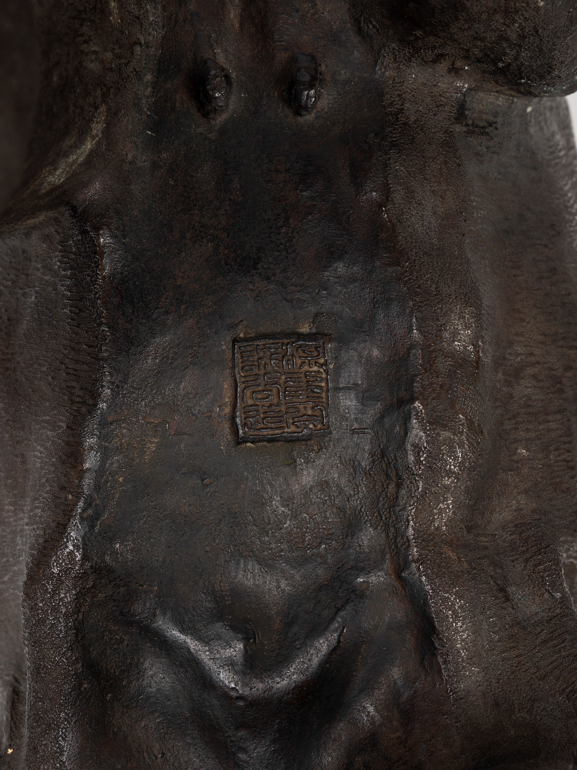 Okimono in bronzo con parti in avorio, Elefante con proboscide alzata