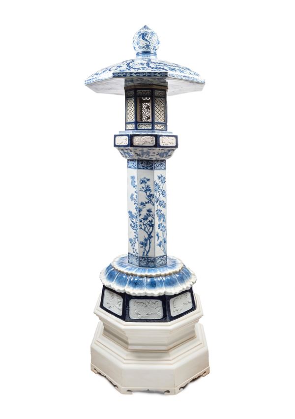 A LARGE BLUE AND WHITE PORCELAIN PAGODA