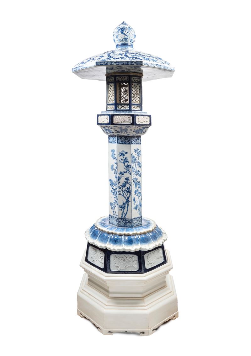 GRANDE PAGODA IN PORCELLANA BIANCA E BLU