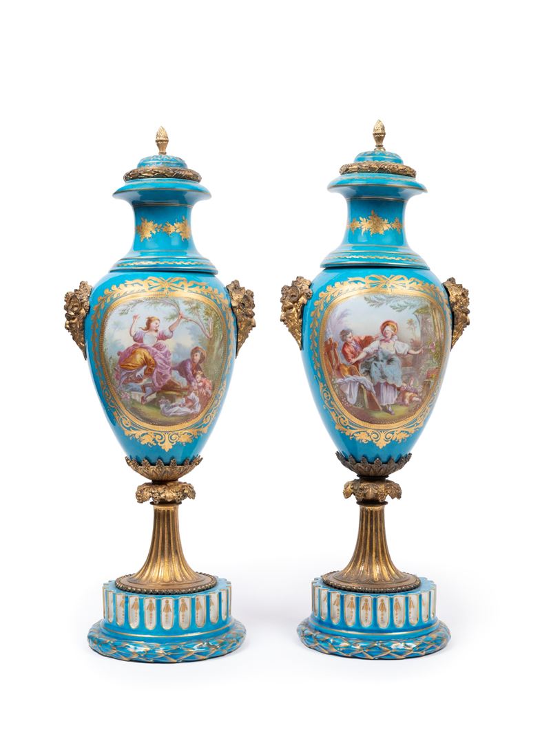 Coppia di grandi vasi in porcellana con montature in bronzo dorato, Francia, XIX secolo