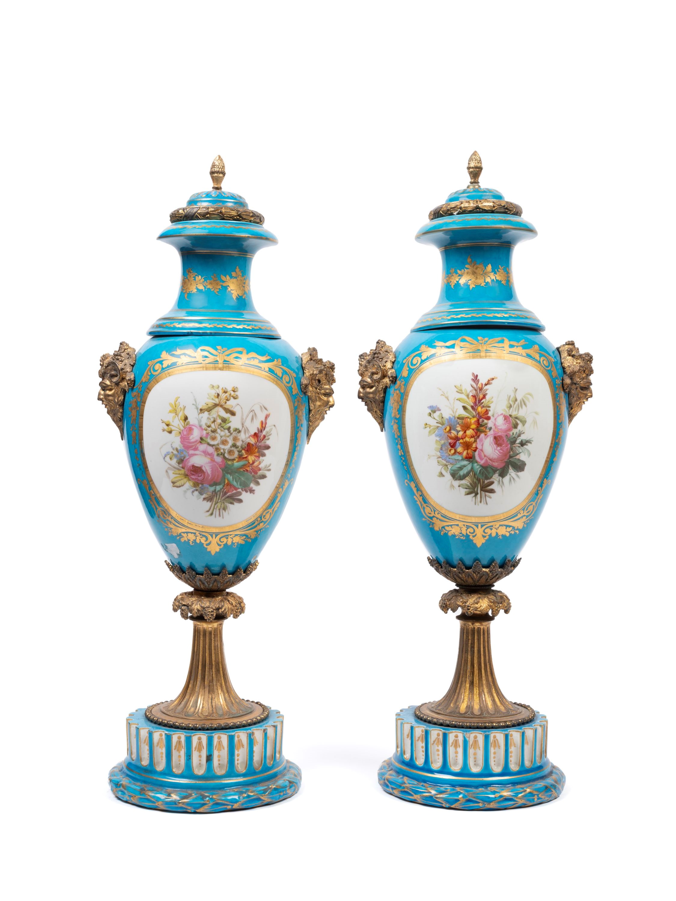 Coppia di grandi vasi in porcellana con montature in bronzo dorato, Francia, XIX secolo