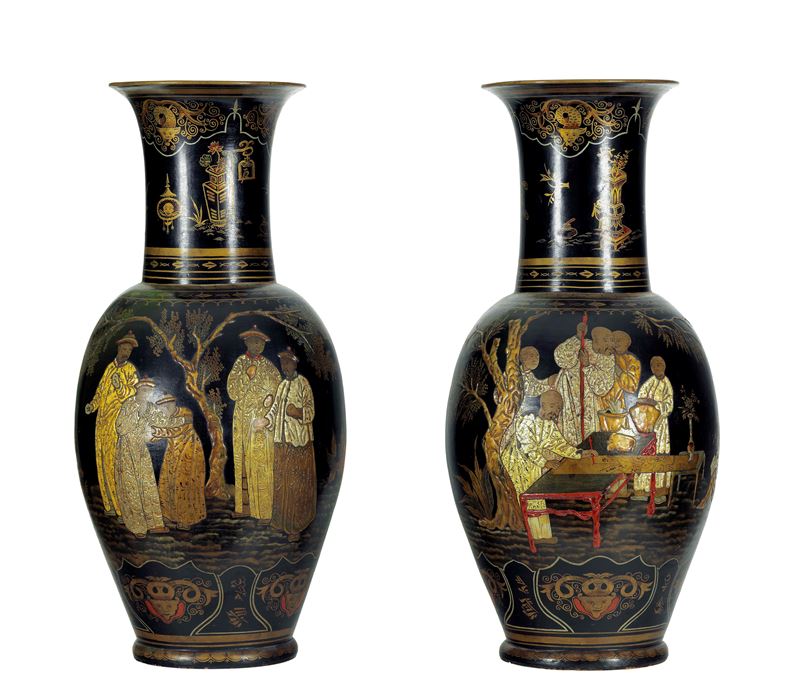 RARA COPPIA DI VASI IN TERRACOTTA LACCATI IN CHINOSERIE