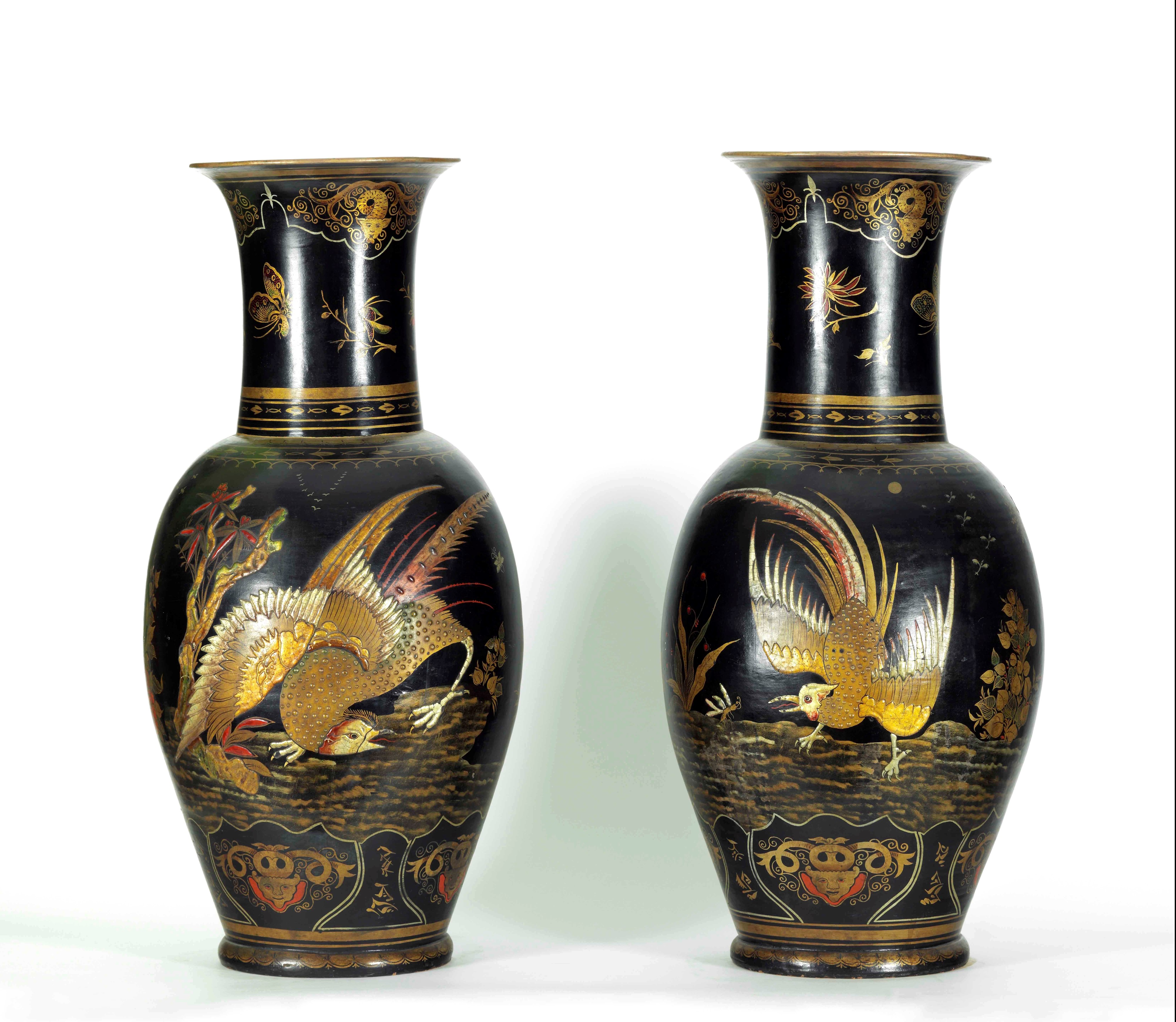 RARA COPPIA DI VASI IN TERRACOTTA LACCATI IN CHINOSERIE