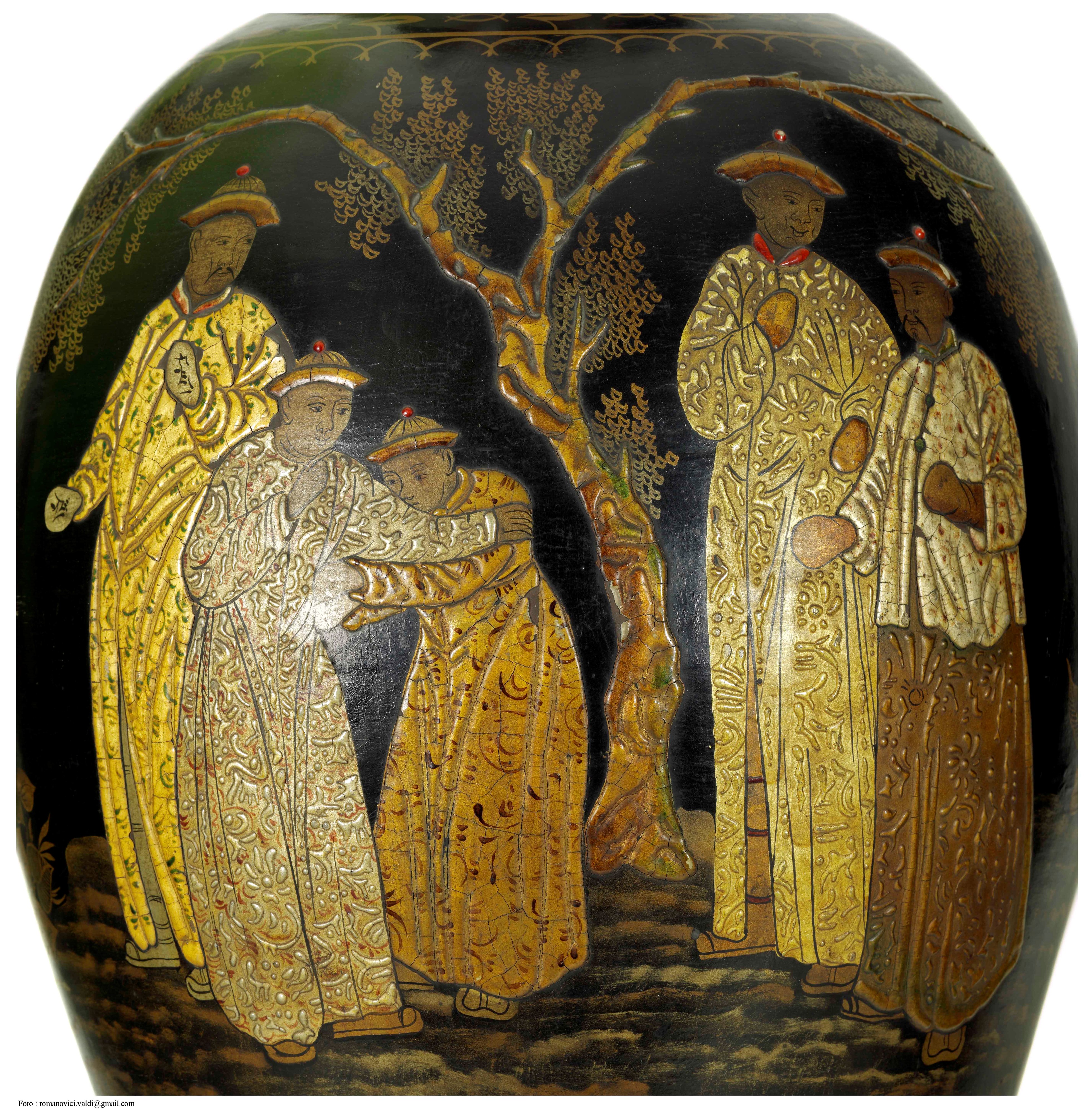 RARA COPPIA DI VASI IN TERRACOTTA LACCATI IN CHINOSERIE