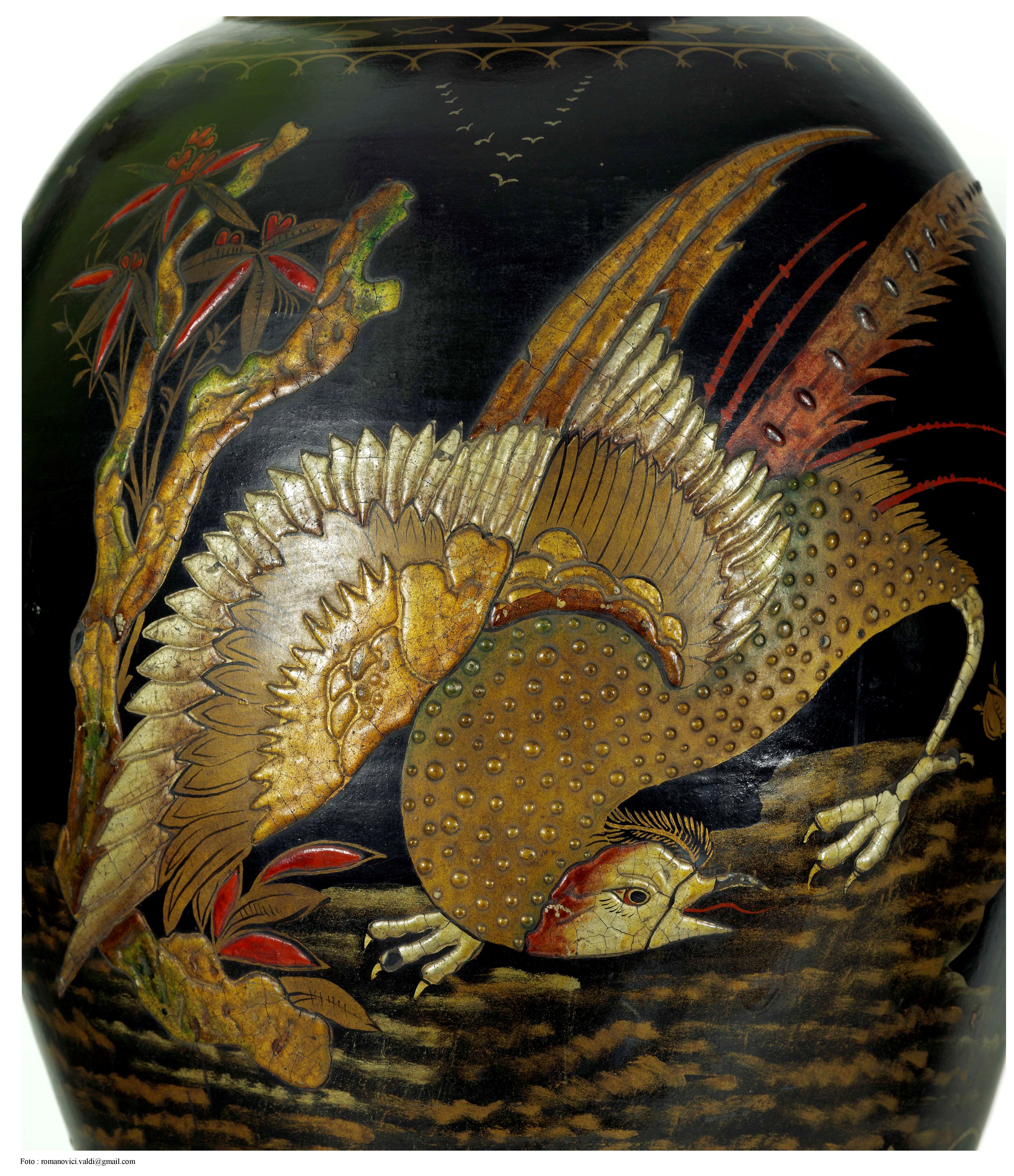 RARA COPPIA DI VASI IN TERRACOTTA LACCATI IN CHINOSERIE