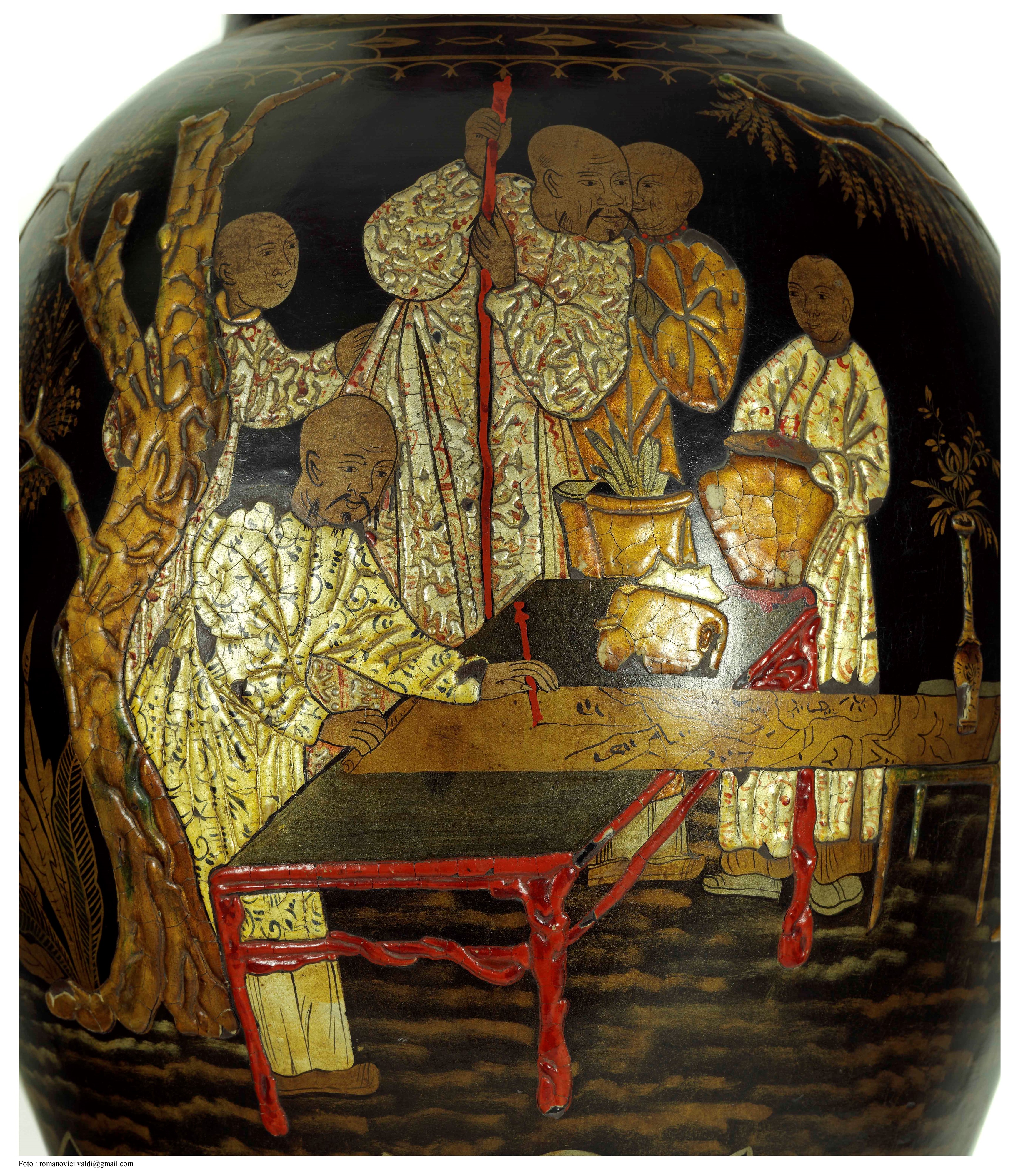 RARA COPPIA DI VASI IN TERRACOTTA LACCATI IN CHINOSERIE