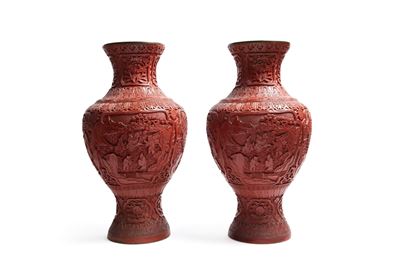 Cina, Coppia di vasi in lacca rossa, h cm 48,5