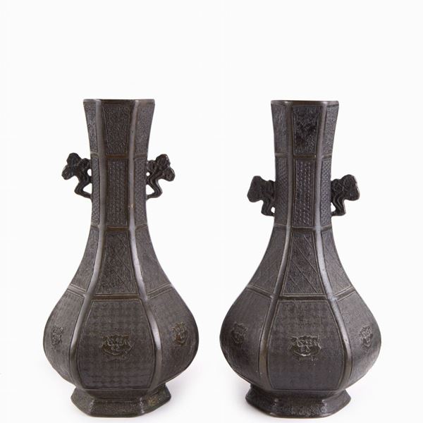 A PAIR OF ARCHAISTIC BRONZE VASES 
