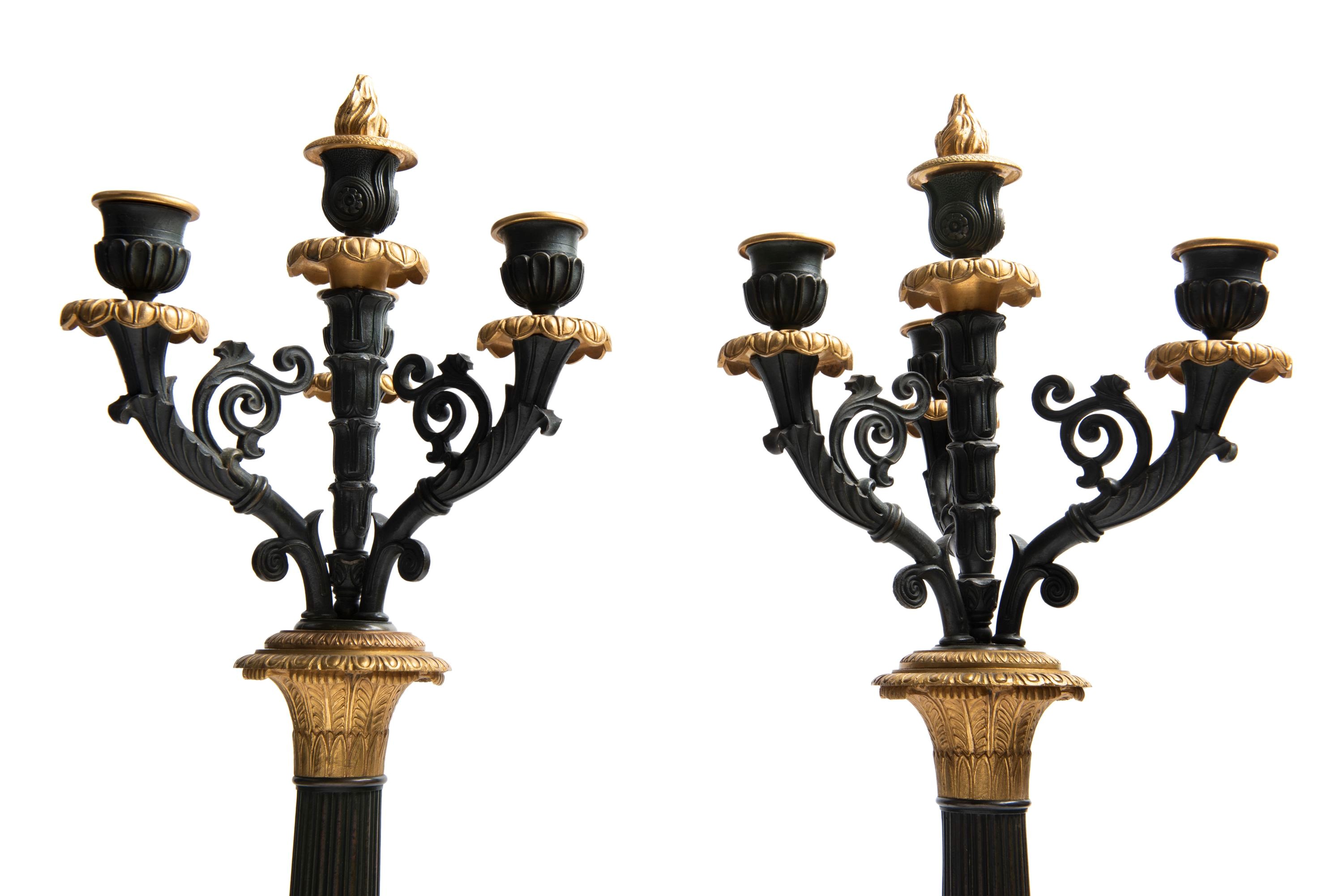 Coppia di candelabri in bronzo dorato e brunito, Francia, XIX secolo