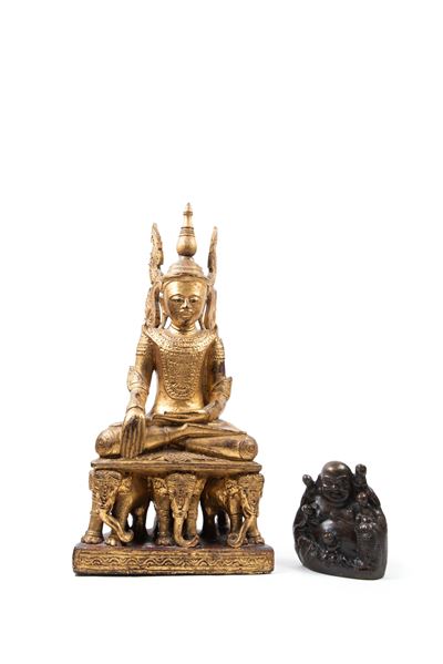 Sculture di Budai cinese in metallo e Buddha birmano in legno dorato