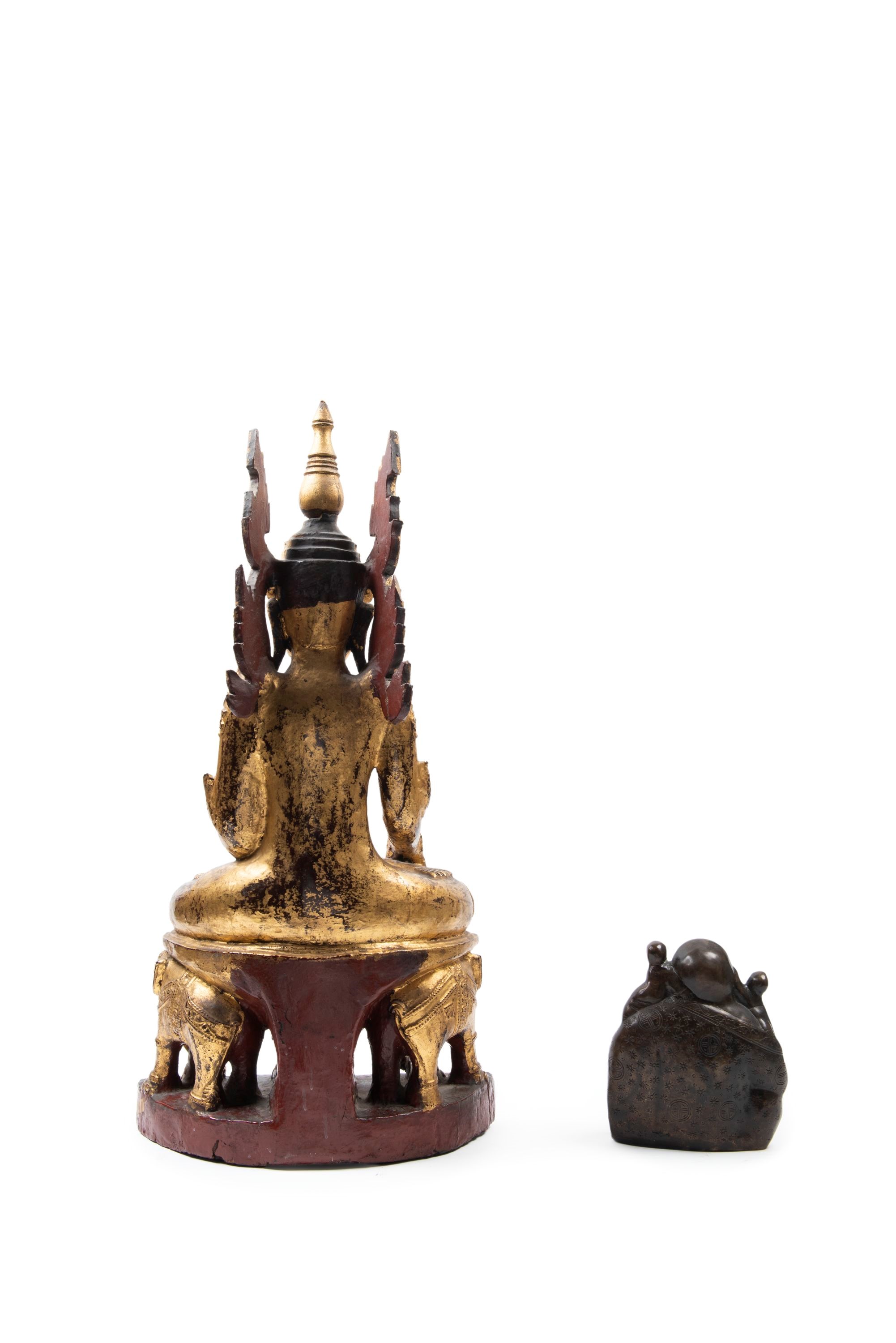 Sculture di Budai cinese in metallo e Buddha birmano in legno dorato