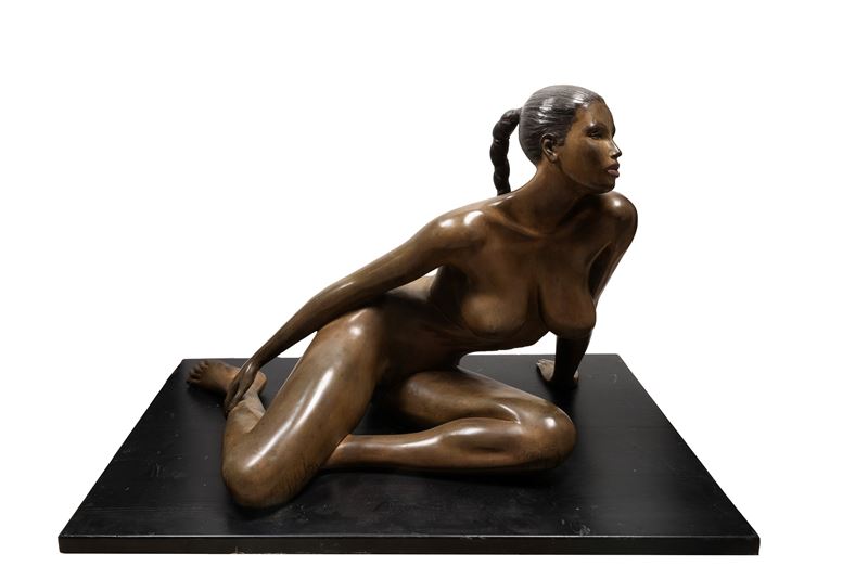 Valerio De Marchi - Grande scultura in bronzo patinato raffigurante una donna sdraiata