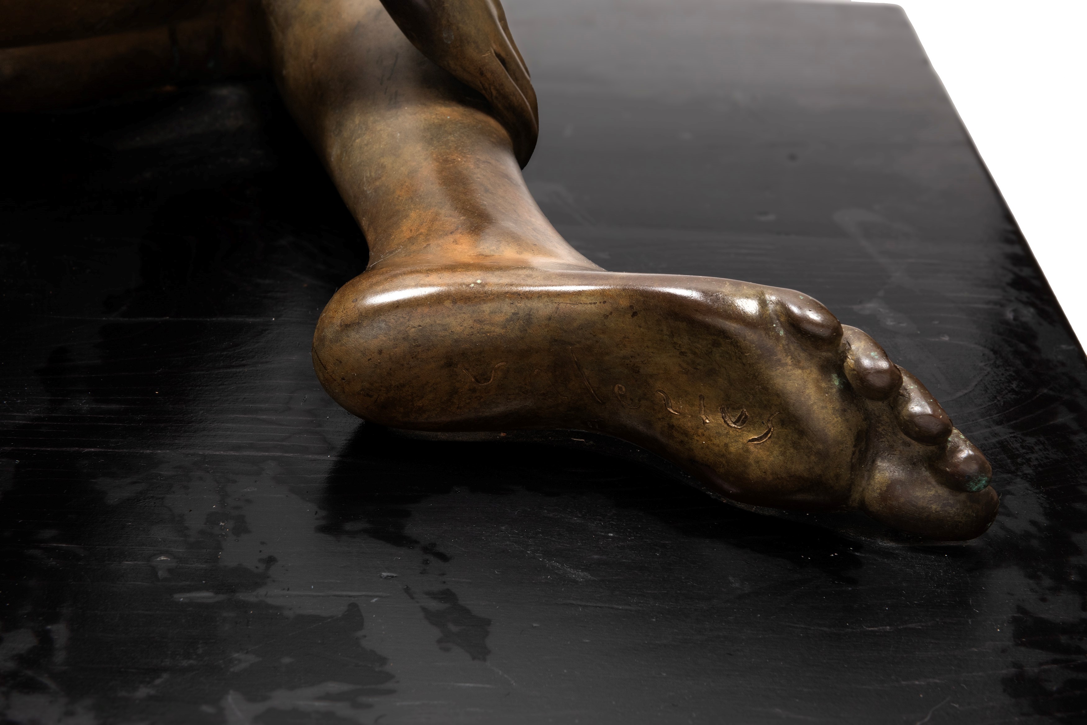 Valerio De Marchi - Grande scultura in bronzo patinato raffigurante una donna sdraiata