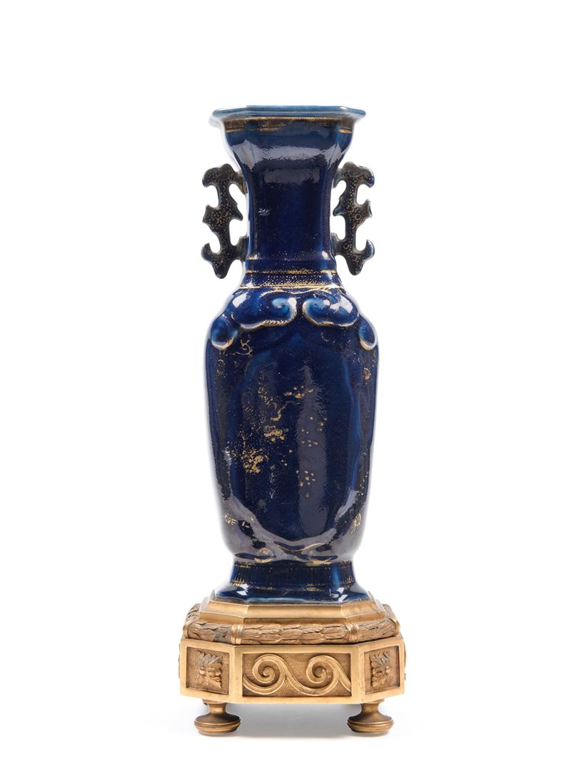VASO IN PORCELLANA BLU CON DECORAZIONI IN ORO