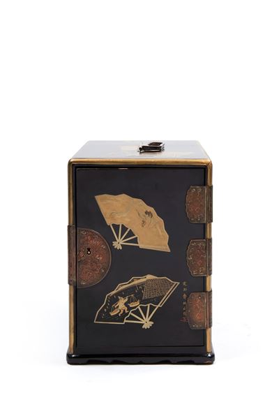 Kodansu, Piccolo armadietto laccato nero e oro, Giappone, periodo Meiji (1868-1912)