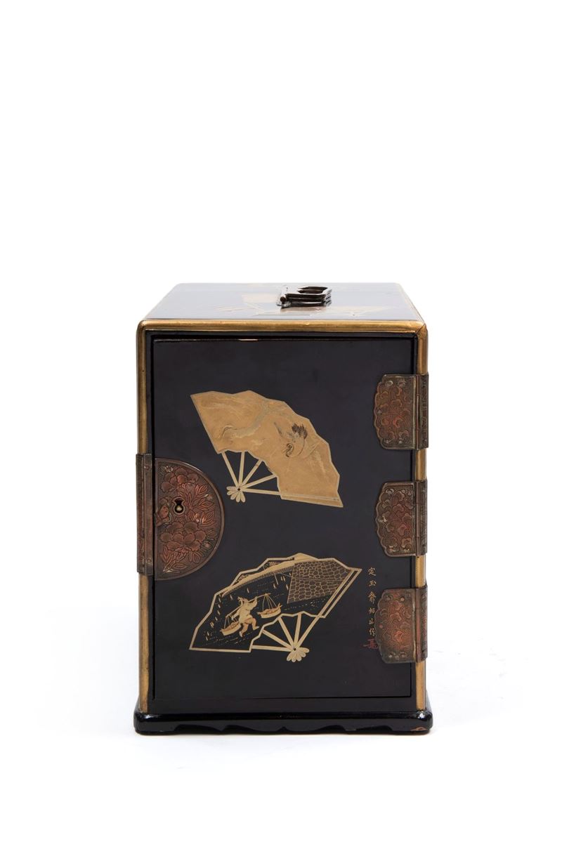 Kodansu, Piccolo armadietto laccato nero e oro, Giappone, periodo Meiji (1868-1912)