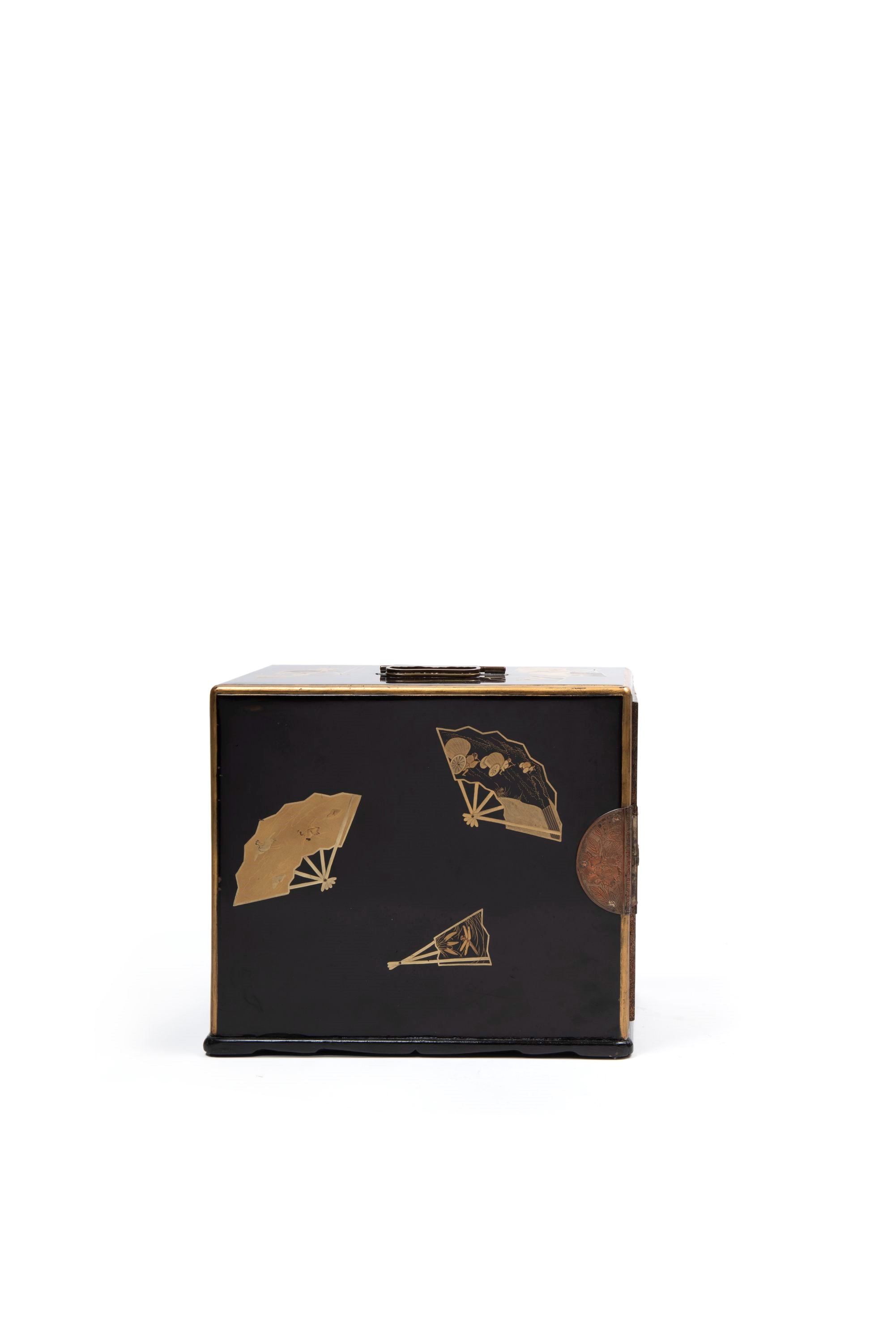 Kodansu, Piccolo armadietto laccato nero e oro, Giappone, periodo Meiji (1868-1912)