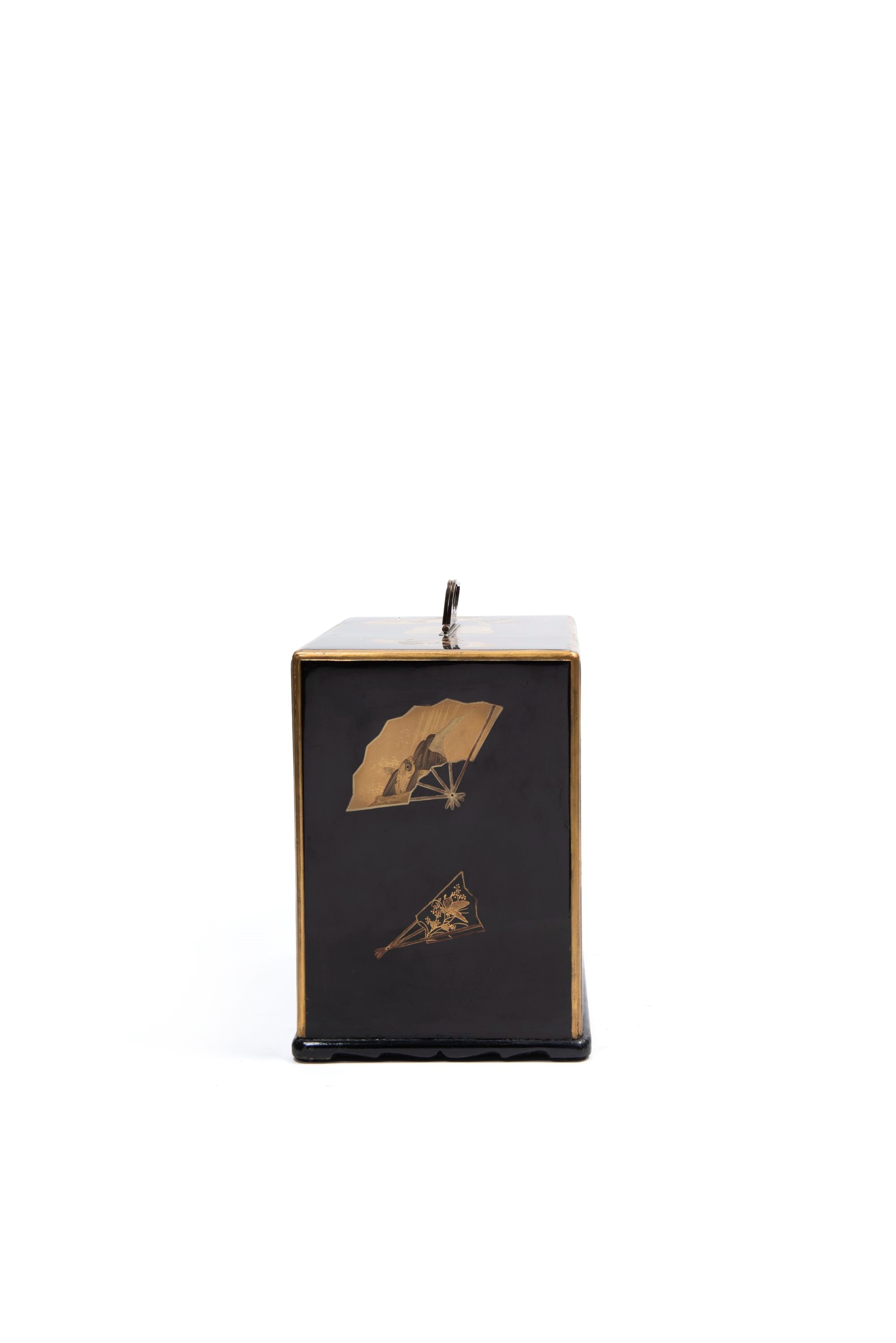 Kodansu, Piccolo armadietto laccato nero e oro, Giappone, periodo Meiji (1868-1912)