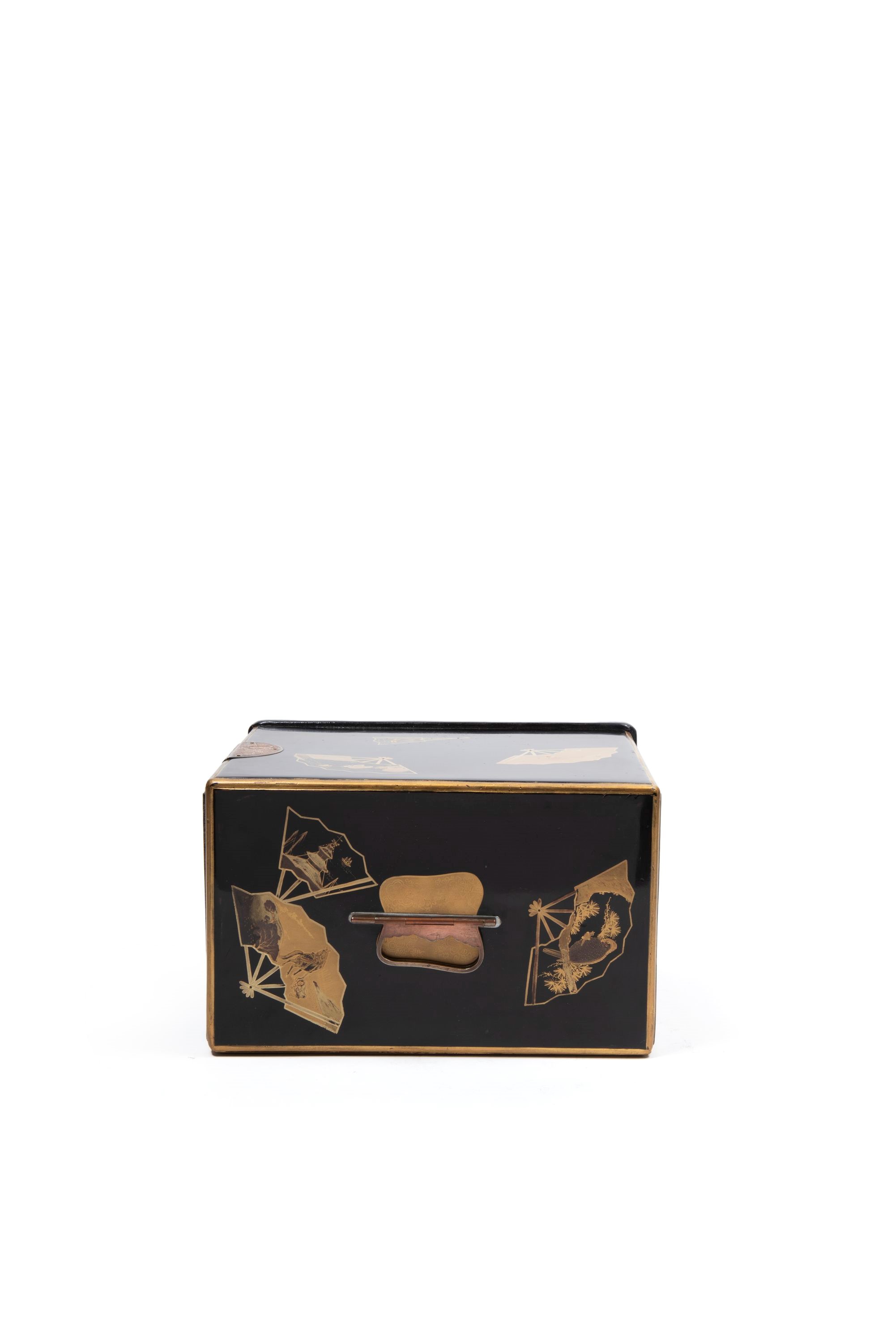 Kodansu, Piccolo armadietto laccato nero e oro, Giappone, periodo Meiji (1868-1912)