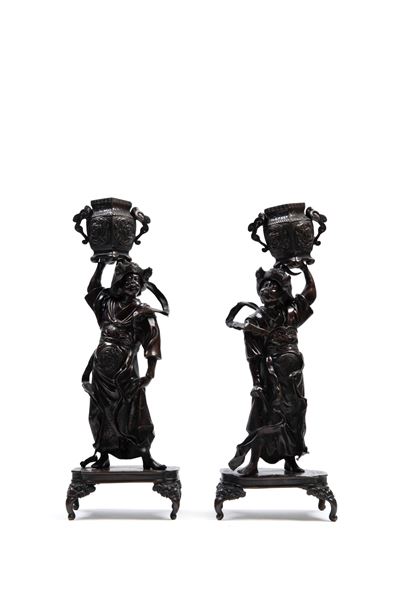 Giappone, Periodo Meiji (1868-1912), Coppia di sculture in bronzo a patina scura raffiguranti fig...