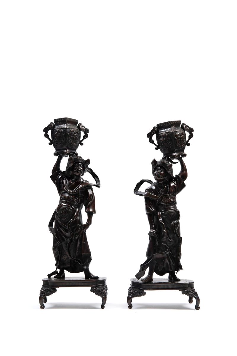 Giappone, Periodo Meiji (1868-1912), Coppia di sculture in bronzo a patina scura raffiguranti fig...