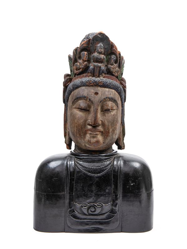 CARVED AND LACQUERED WOODEN SCULPTURE DEPICTING A BUST OF BUDDHA