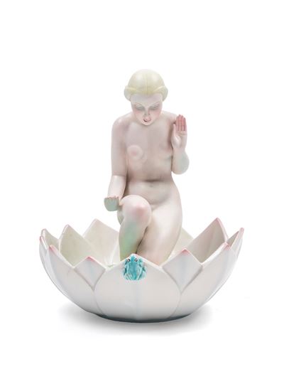 Nudino di donna in un fiore, ceramica, h cm 23 x d cm 20