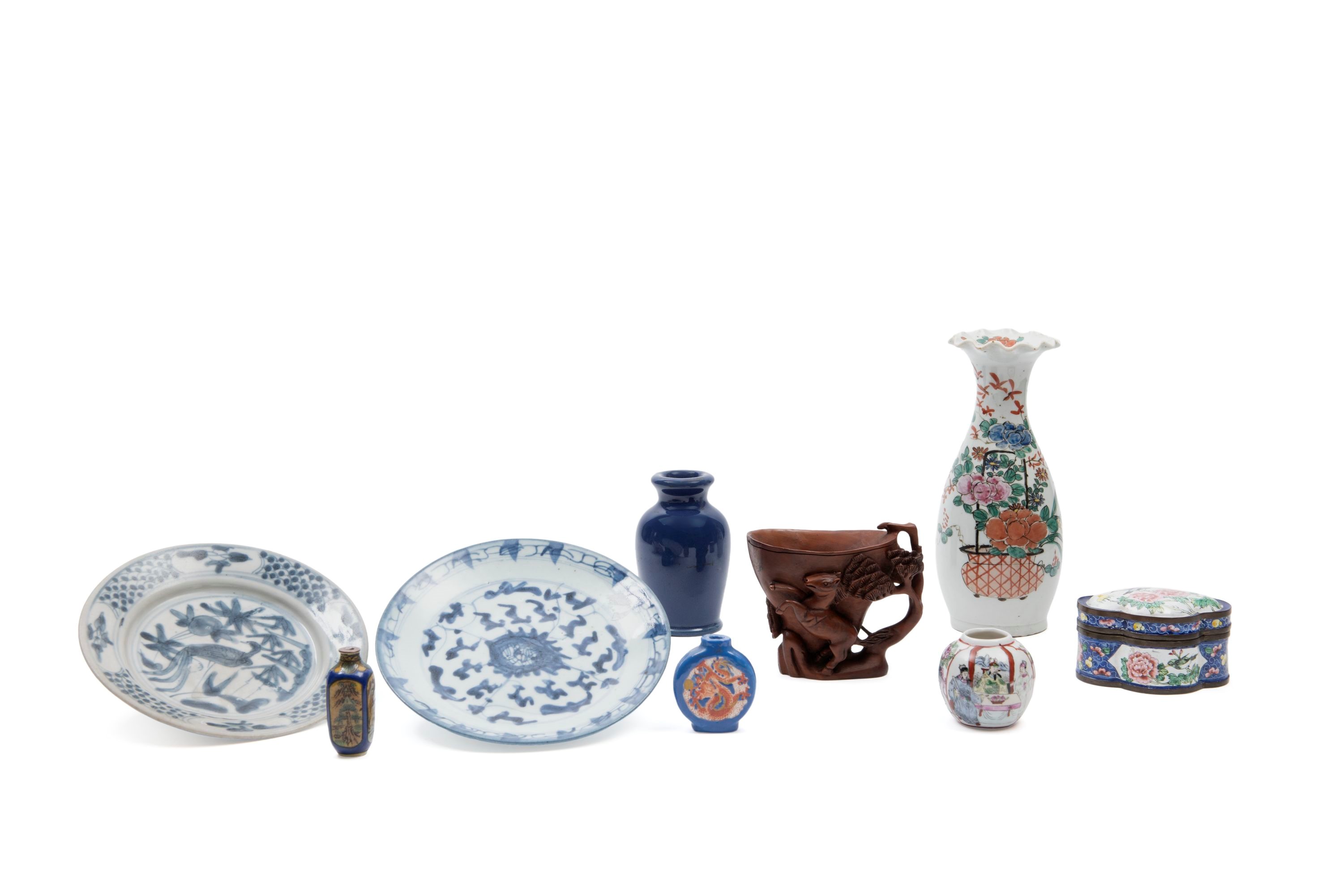 Nove oggetti orientali in materiali diversi, composti da piatti, vasi e articoli in porcellana