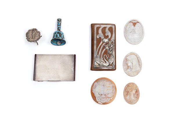 LOT COMPOSED OF EIGHT OBJECTS IN VARIOUS MATERIALS