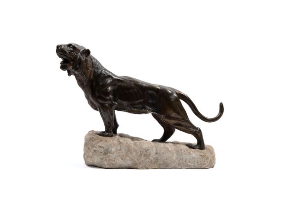 BRONZE SCULPTURE DEPICTING A TIGER