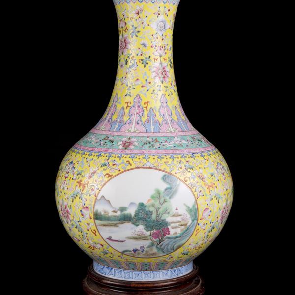 A FAMILLE ROSE BOTTLE-SHAPED VASE
