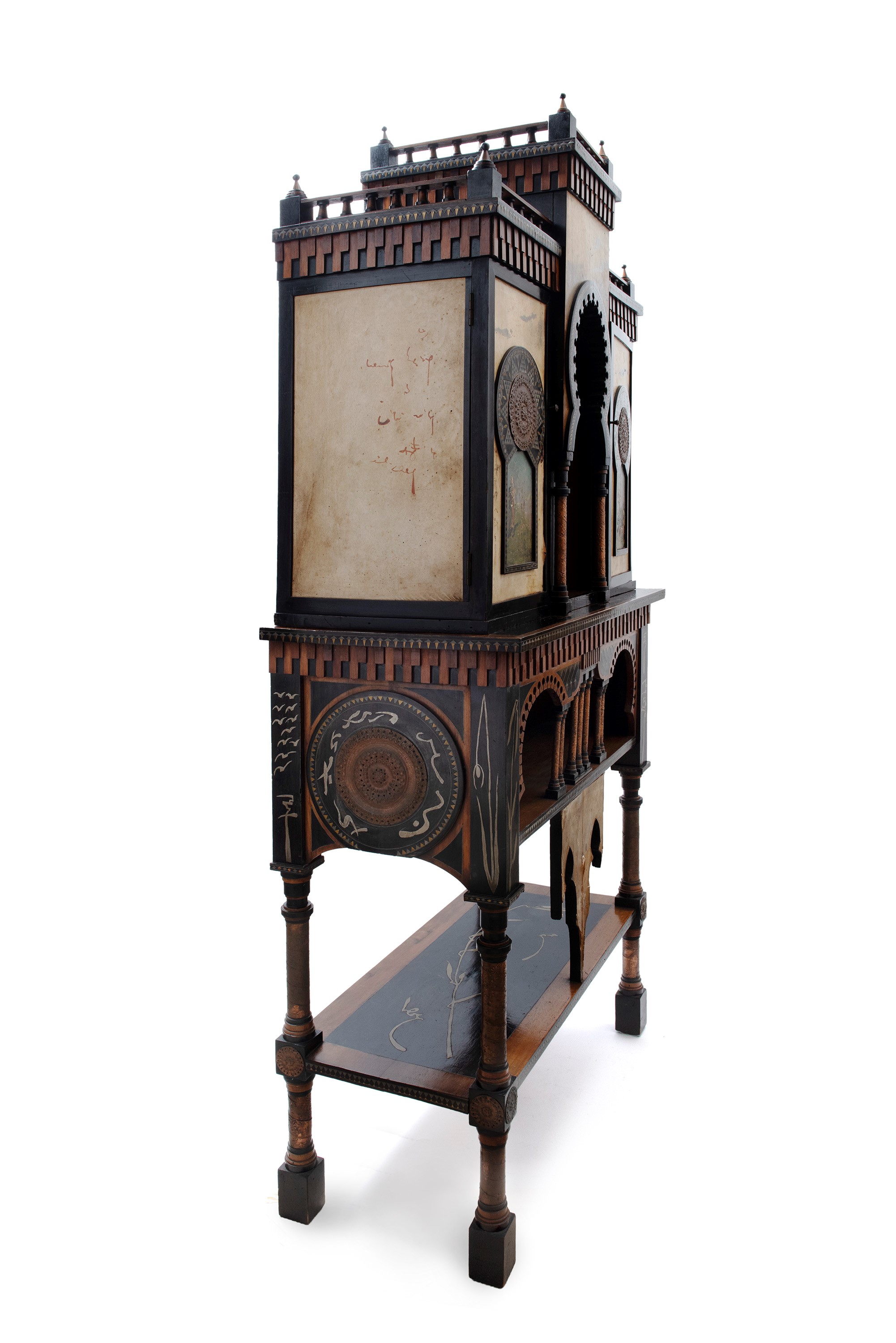 IMPORTANTE MOBILE MOSQUÉE IN LEGNO INTARSIATO E PERGAMENA DIPINTA