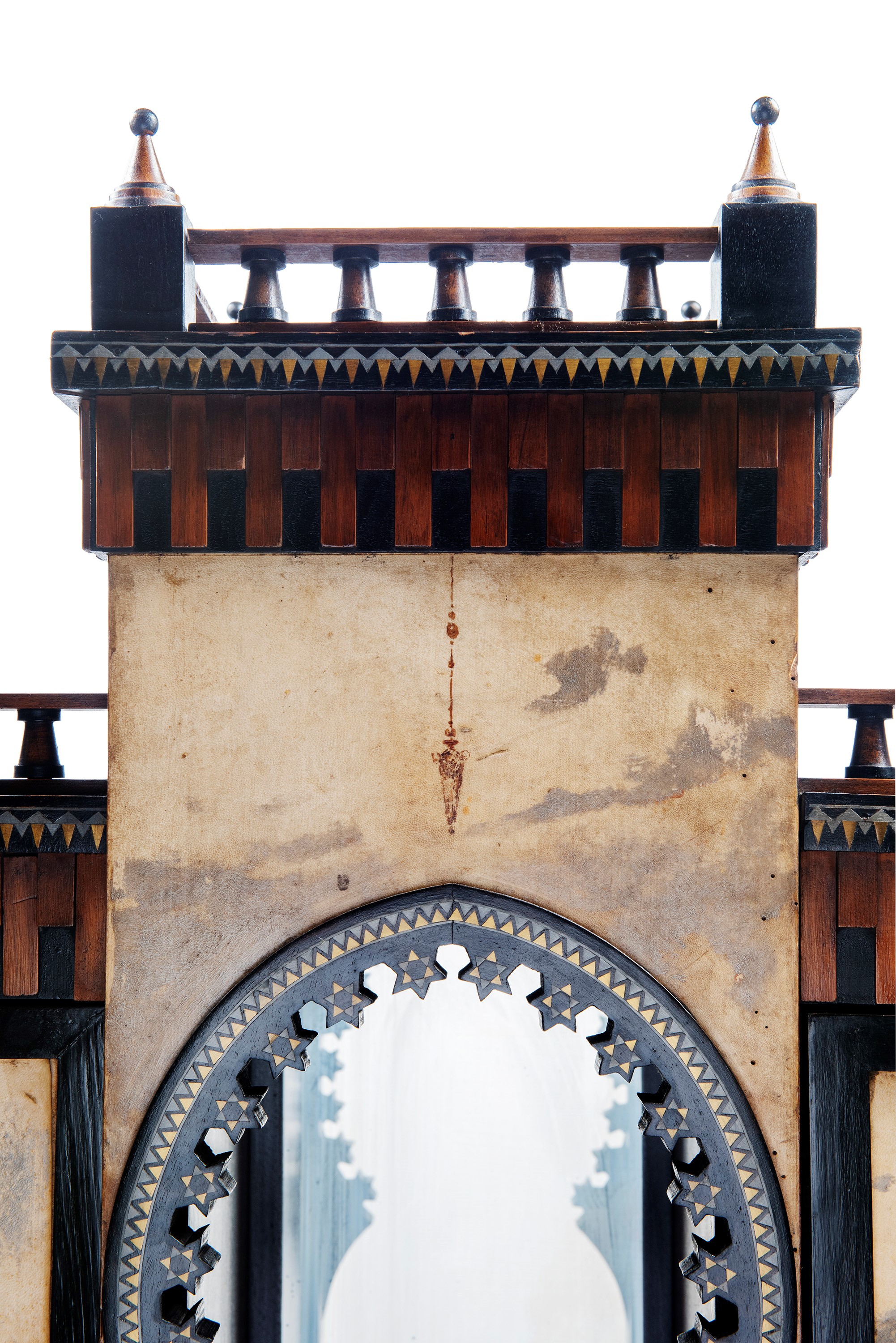 IMPORTANTE MOBILE MOSQUÉE IN LEGNO INTARSIATO E PERGAMENA DIPINTA