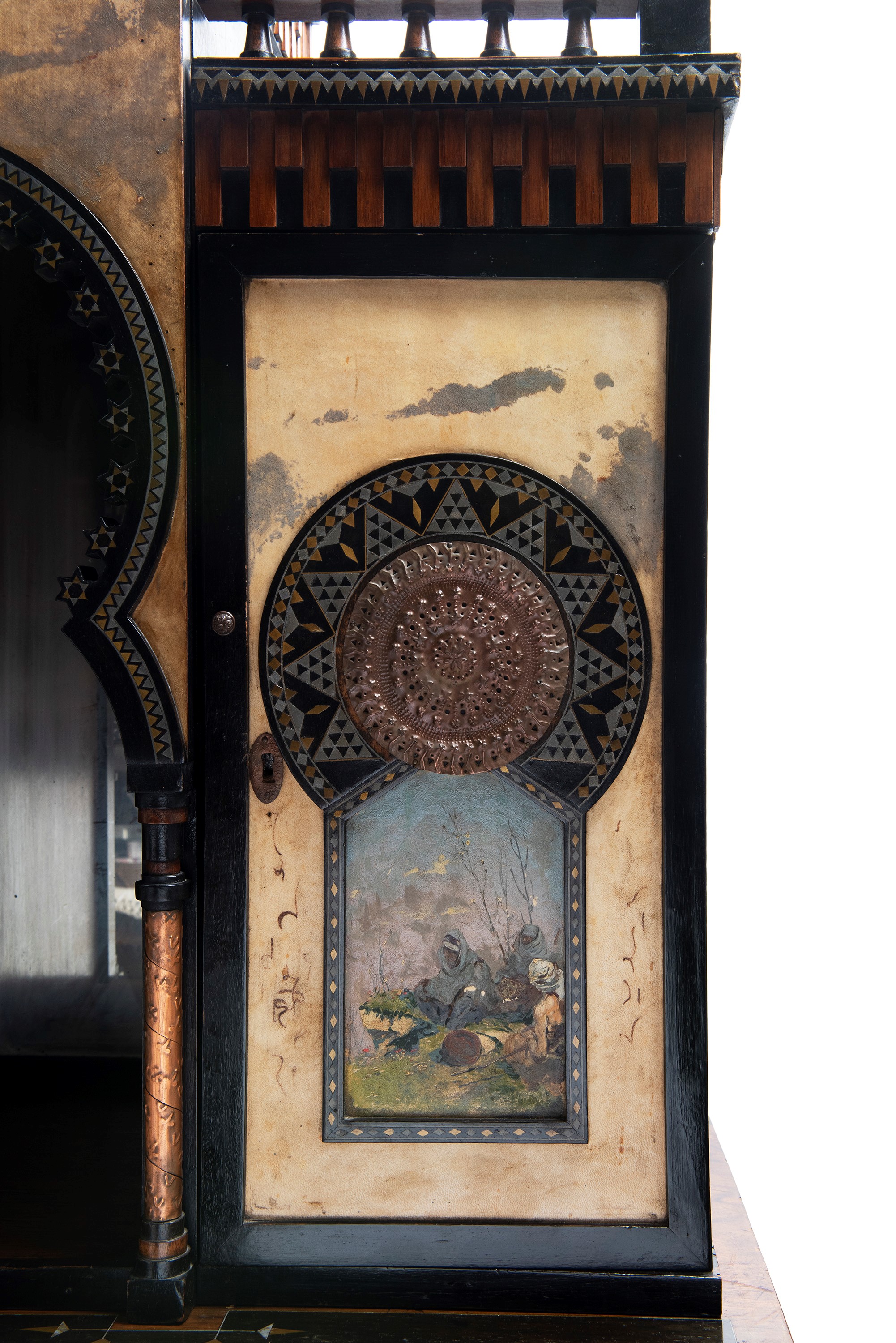 IMPORTANTE MOBILE MOSQUÉE IN LEGNO INTARSIATO E PERGAMENA DIPINTA