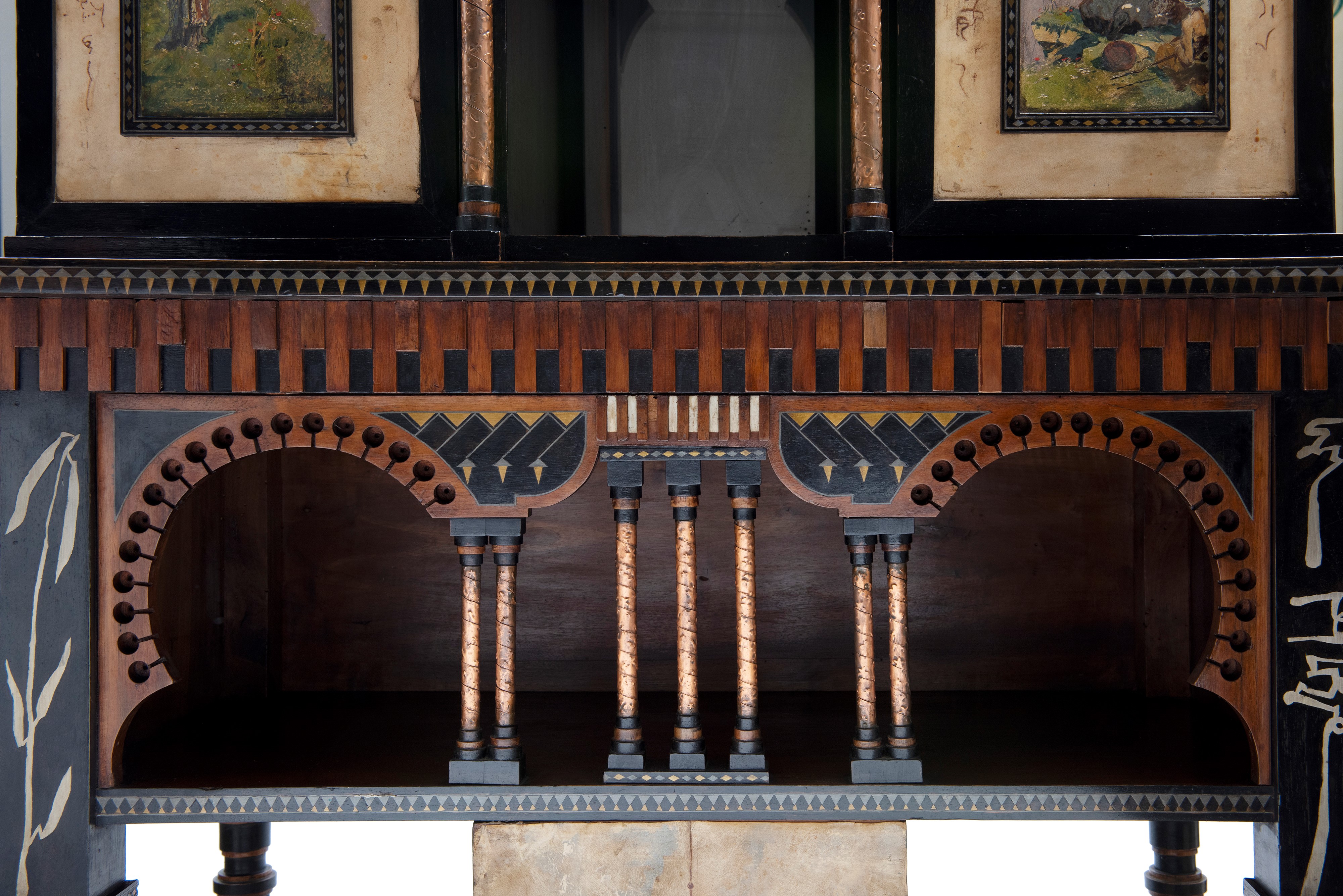 IMPORTANTE MOBILE MOSQUÉE IN LEGNO INTARSIATO E PERGAMENA DIPINTA