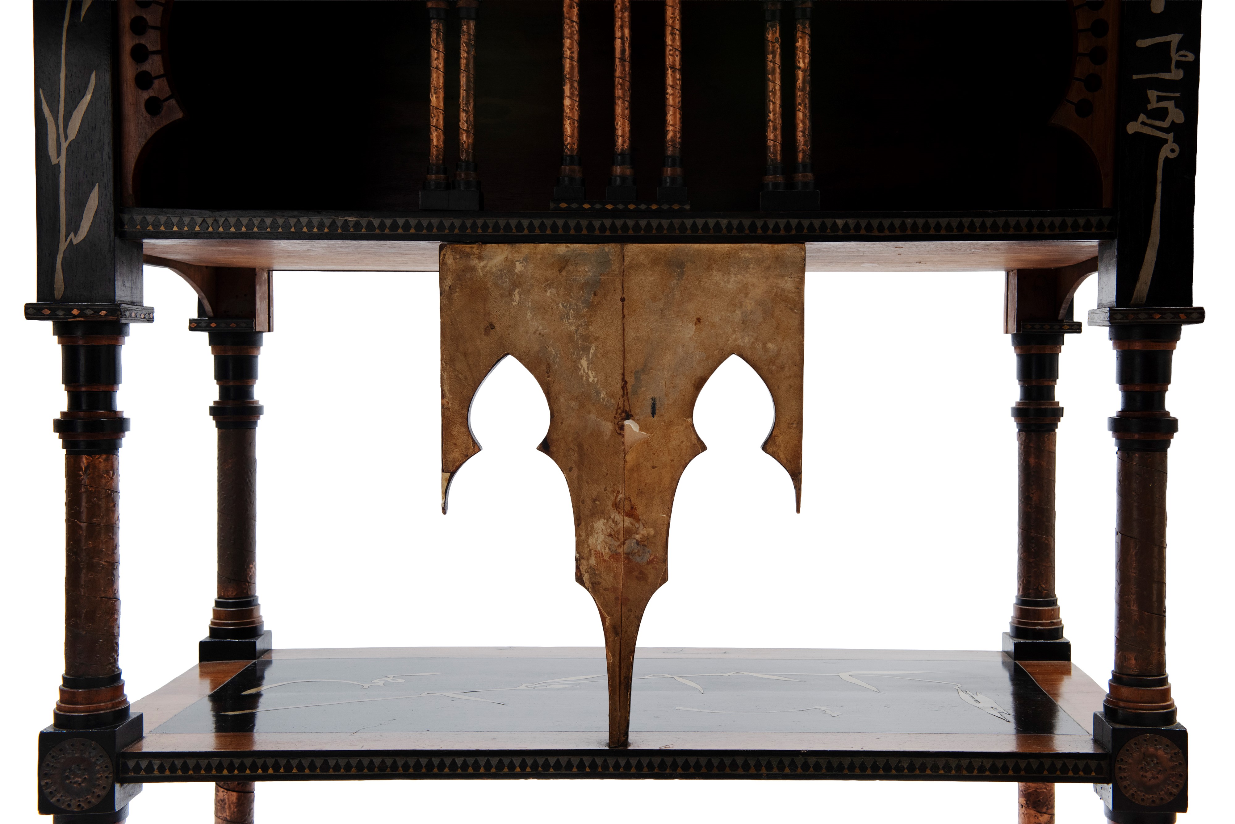 IMPORTANTE MOBILE MOSQUÉE IN LEGNO INTARSIATO E PERGAMENA DIPINTA