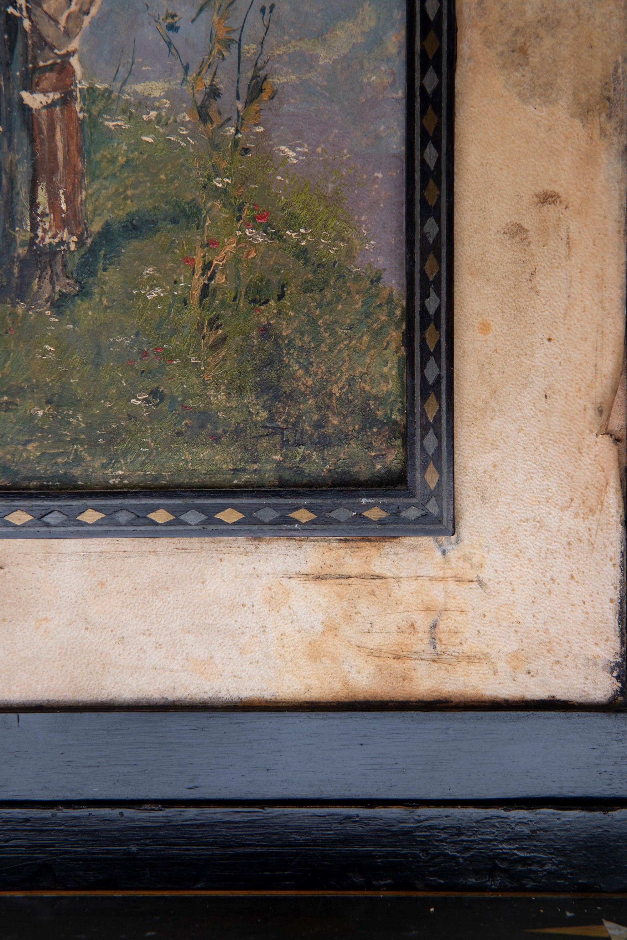 IMPORTANTE MOBILE MOSQUÉE IN LEGNO INTARSIATO E PERGAMENA DIPINTA