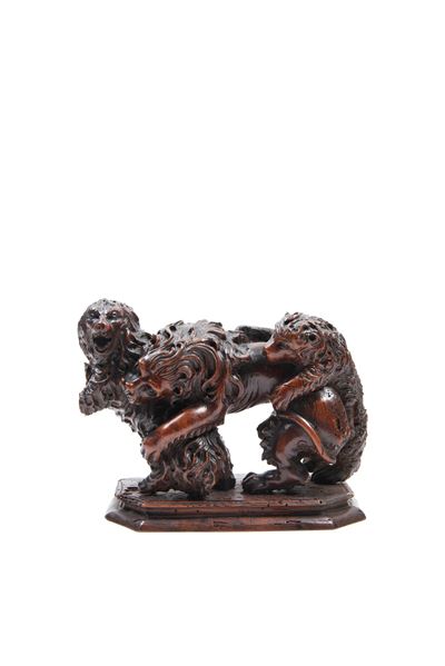 Scultura in legno, raffigurante un leone in lotta con due cani, Austria, XVIII secolo