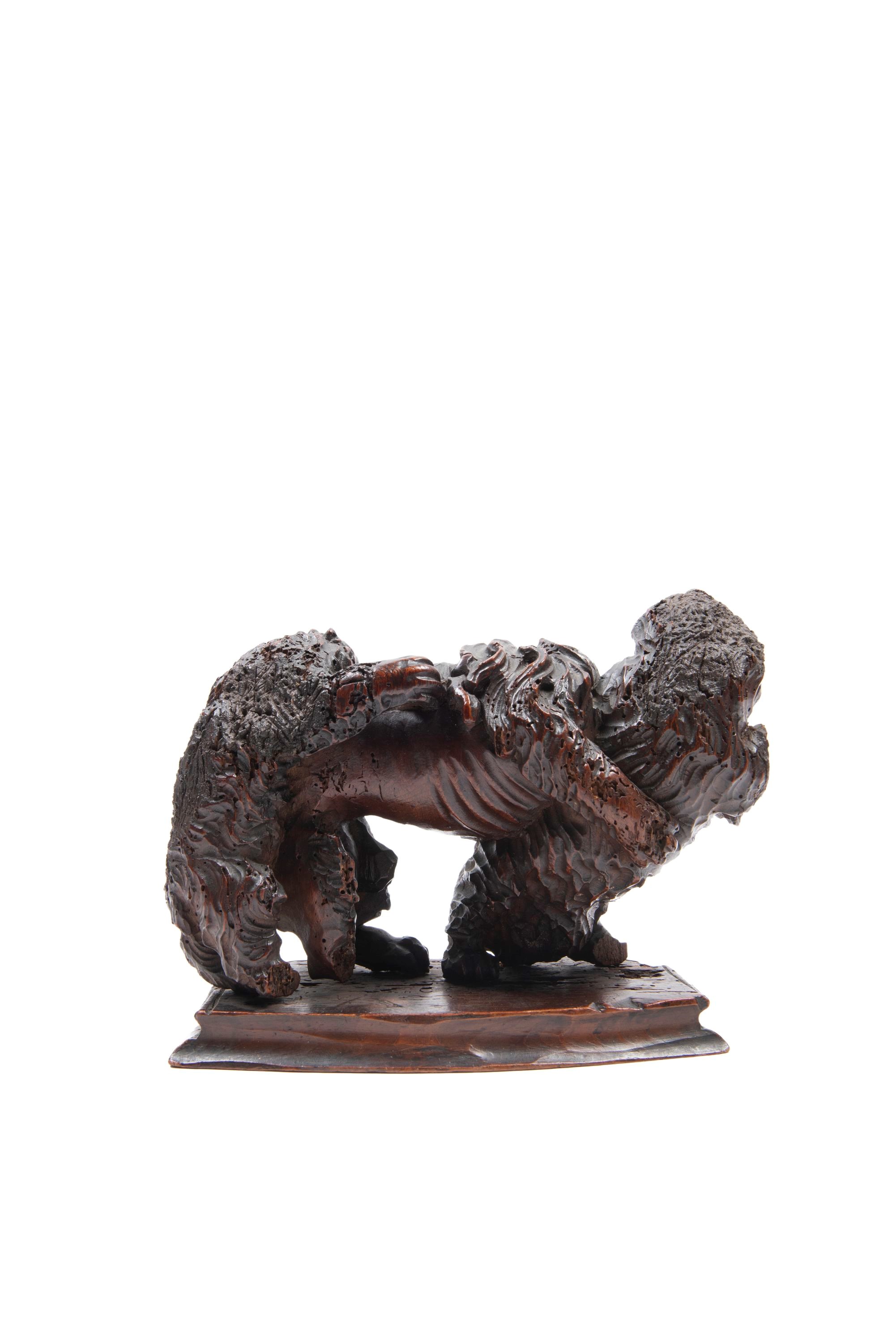 Scultura in legno, raffigurante un leone in lotta con due cani, Austria, XVIII secolo