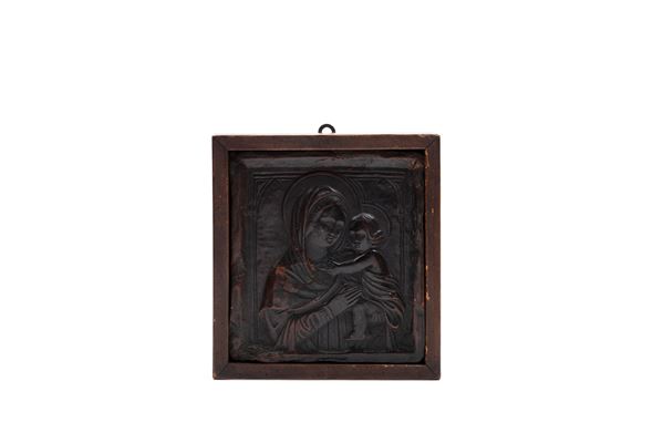 ANTIQUE PLAQUE DEPICTING THE MADONNA AND CHILD