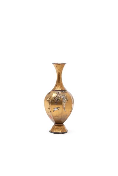Vaso Shibayama, lacca dorata con intarsi in madreperla, Giappone, periodo Meiji