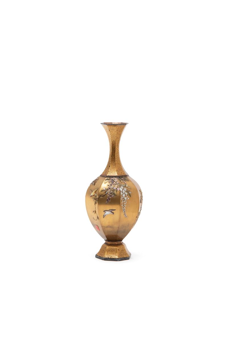 Vaso Shibayama, lacca dorata con intarsi in madreperla, Giappone, periodo Meiji