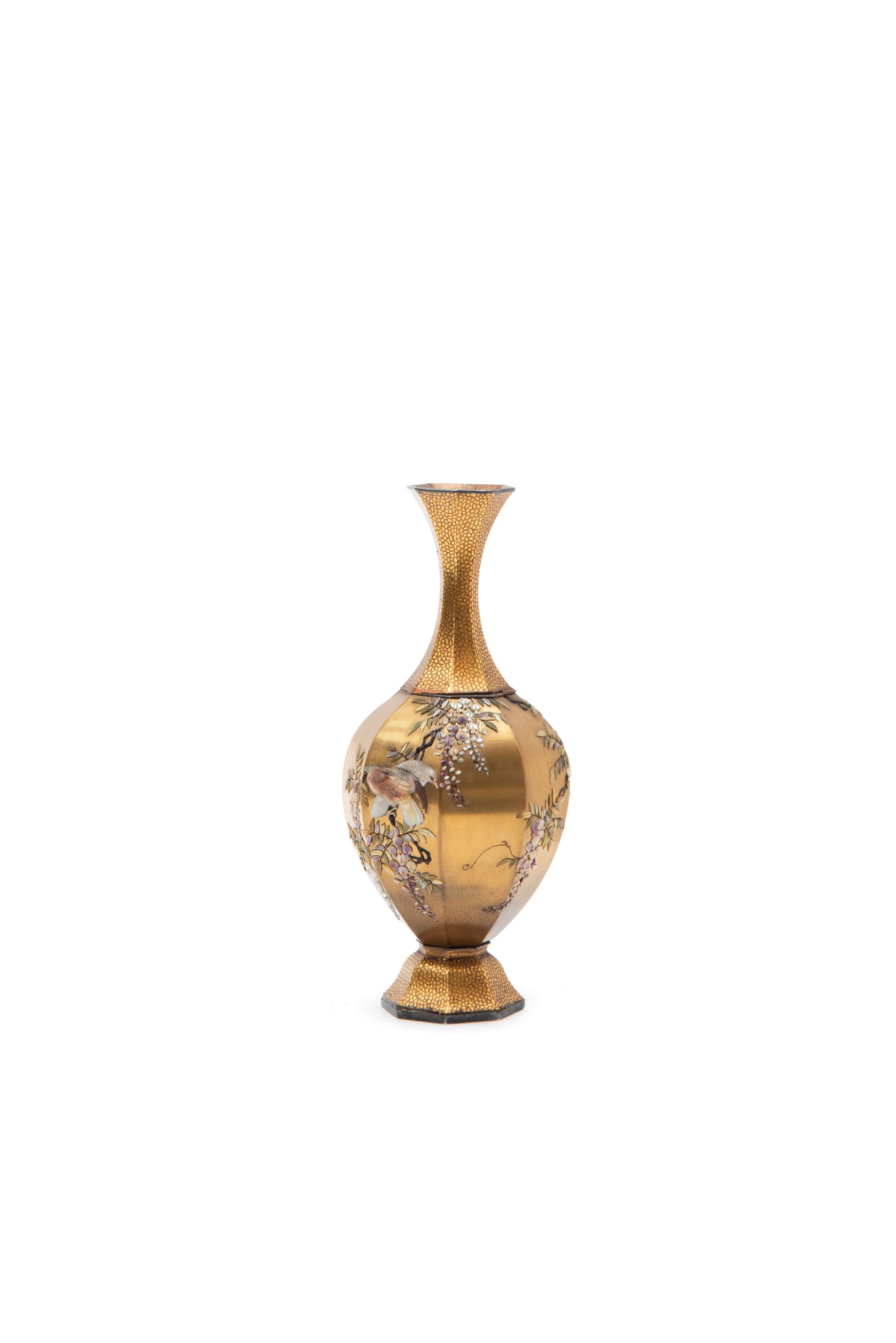 Vaso Shibayama, lacca dorata con intarsi in madreperla, Giappone, periodo Meiji